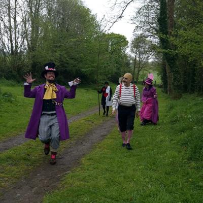 Le chapelier fou, Tweedledee, le chat du Cheshire et une carte
