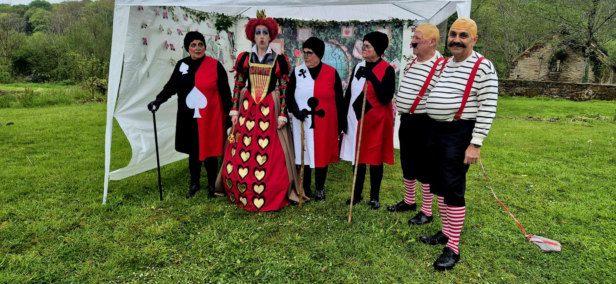 La Reine de cœur, des cartes et Tweedledee et Tweedledum